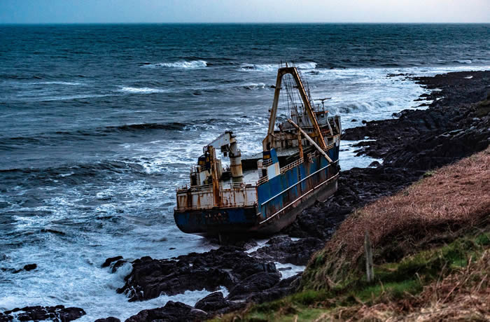 幽灵船“MV Alta”现身爱尔兰科克郡海岸 半年前在非洲附近出现