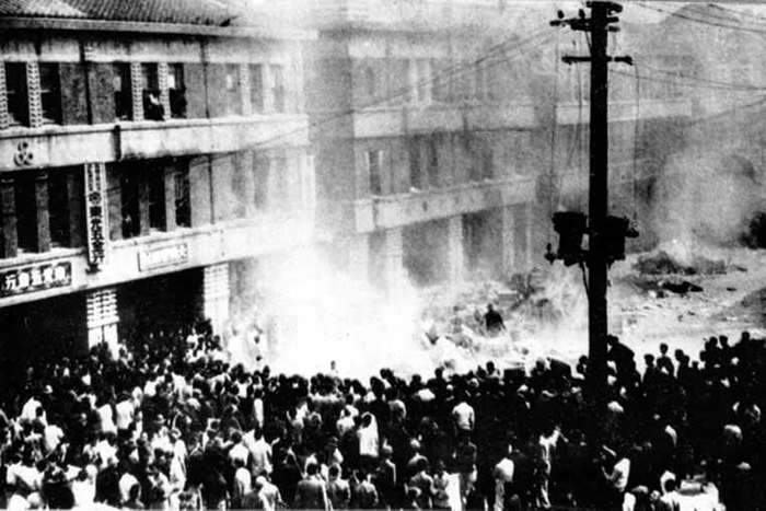 1947年因查缉私烟爆发的二二八事件,造成无数民众伤亡。其后长达38年的戒严,让许多政治受难家庭终生活在白色恐怖阴影下。随着档案数据解密,过往噤声的历史正逐步被