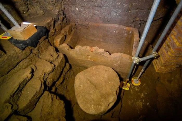 ������׶��������ĵĹ������㳡���ֱ���Ϊ������֮�ǡ������ߡ���Ľ·˹�ķ�Ĺ