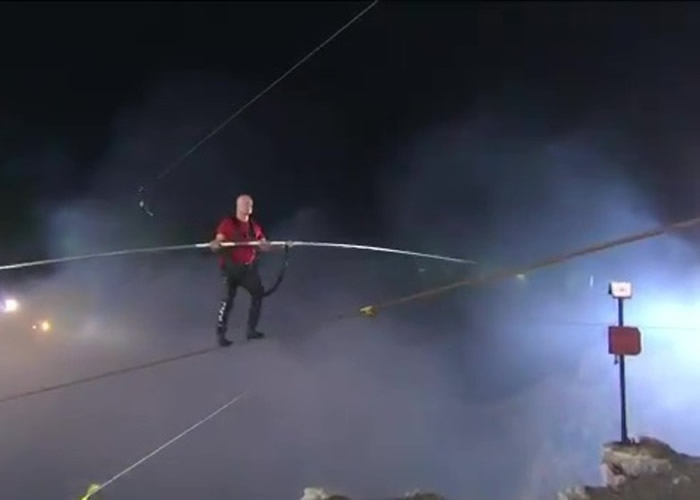 ������Nik Wallenda�ɹ��߸�˿��Խ������������ǻ�ɽ�� ��Ϊ�����һ��