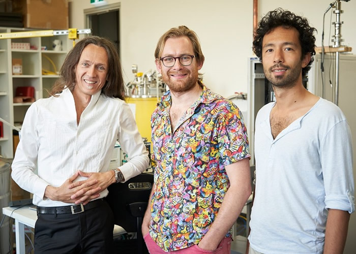 莫雷洛(左一)与团队意外印证了核电共振理论。