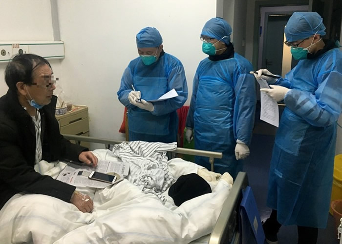 全球专家正努力寻找医治新冠肺炎的方法。图为内地专家对患者进行流行病学调查。(中新社图片)