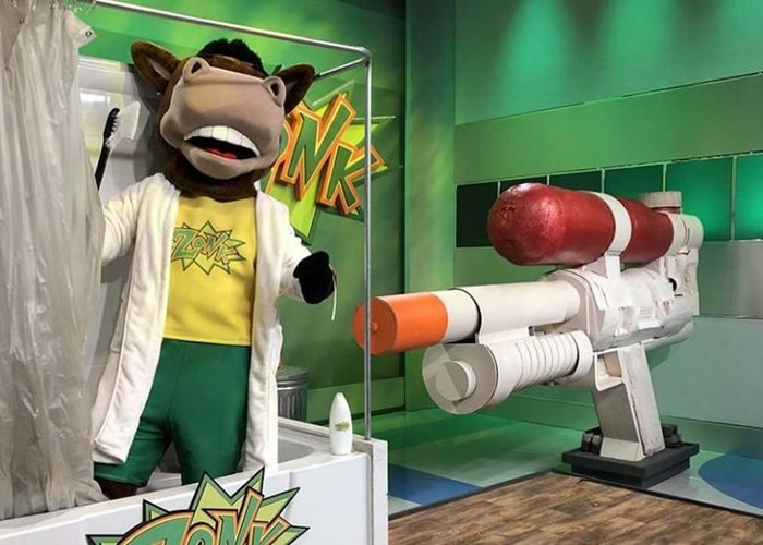 美国电视游戏节目《让我们做个交易》展示世界最大水枪 破吉尼斯世界纪录