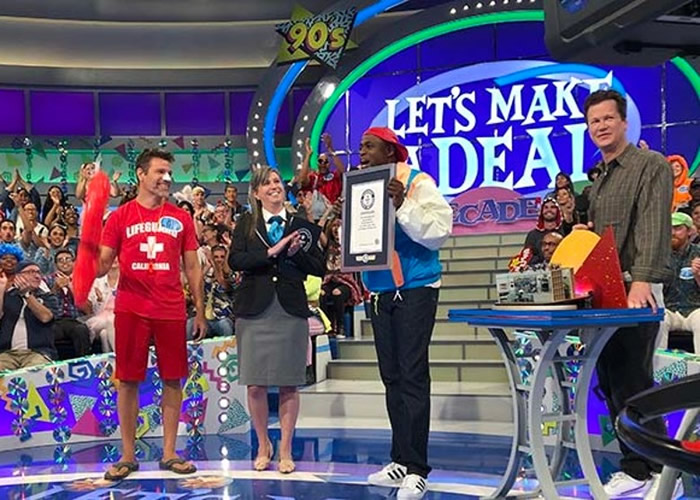 美国电视游戏节目《让我们做个交易》展示世界最大水枪 破吉尼斯世界纪录