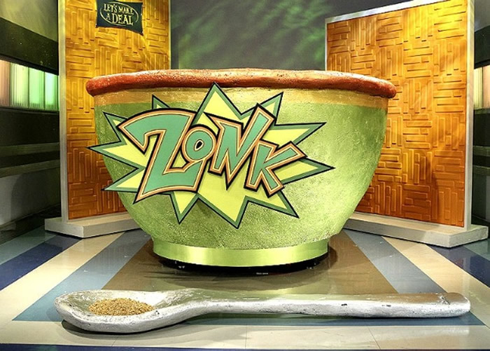 美国电视游戏节目《让我们做个交易》展示世界最大水枪 破吉尼斯世界纪录