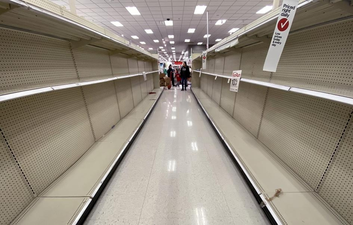 由于人们因应冠状病毒疫情而囤积日用品,所以在美国维吉尼亚州一间塔吉特百货(Target)里,平常放满湿纸巾、干洗手与卫生纸的货架全都空荡荡的。 是什么导致「恐慌