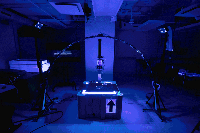 为了更深入了解碎片表面的特征,研究人员拍下碎片在多种不同波长光线下的模样,这种技术称为「多光谱成像」。 PHOTOGRAPHS BY REBECCA HALE,