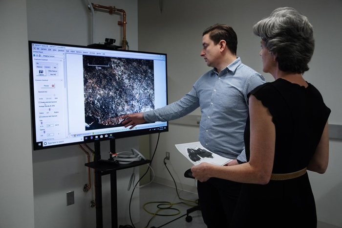 赫歇尔. 赫普勒(Herschel Hepler)是圣经博物馆的希伯来手稿副馆长,正和调查主持人洞悉艺术诈骗公司总经理克洛特-加龙省. 洛尔公司会谈。 PHOT