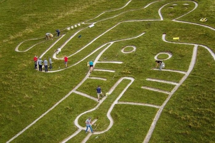 英国多塞特郡塞那阿巴斯山坡白垩岩巨型裸体人像雕刻起源之谜有望破解