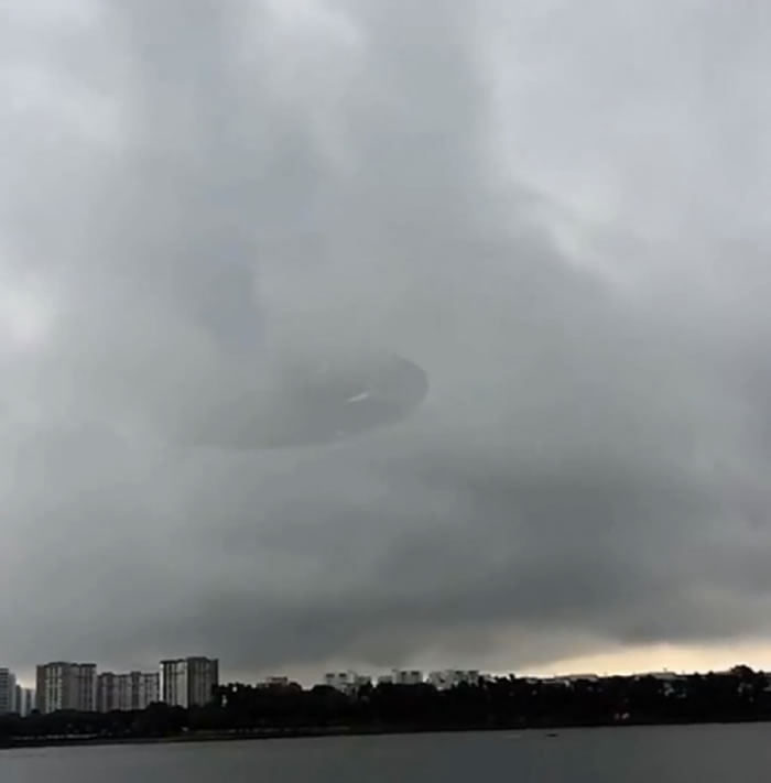 新加坡天空云层中惊现巨型UFO?