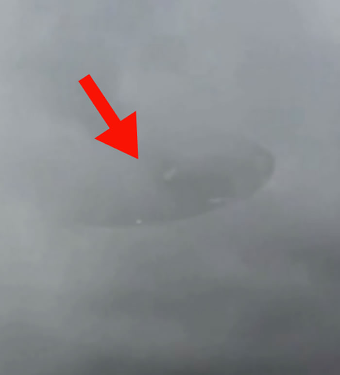 新加坡天空云层中惊现巨型UFO?