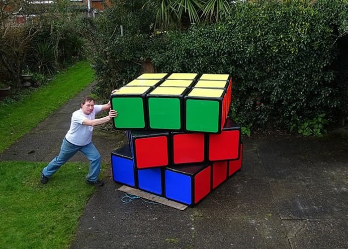 英国著名解题能手Tony Fisher打造出世界最大扭计骰 再打破吉尼斯世界纪录