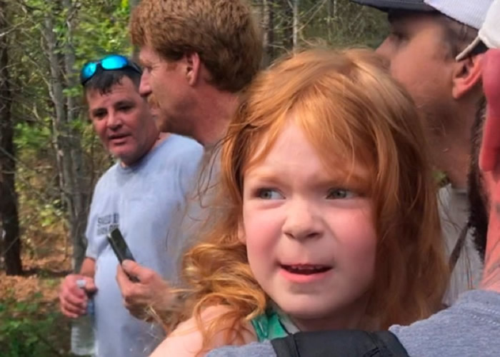 美国亚拉巴马州4岁女童与忠犬结伴历险闯森林