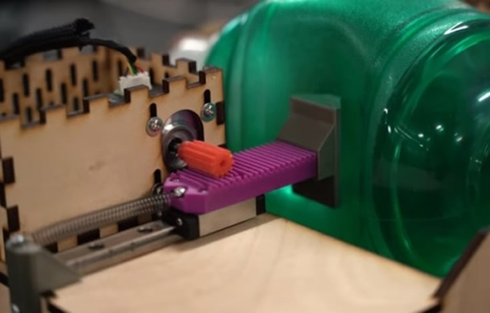 美国德州休斯敦莱斯大学的奥什曼工程设计坊开发成本仅300美元的的代用呼吸机