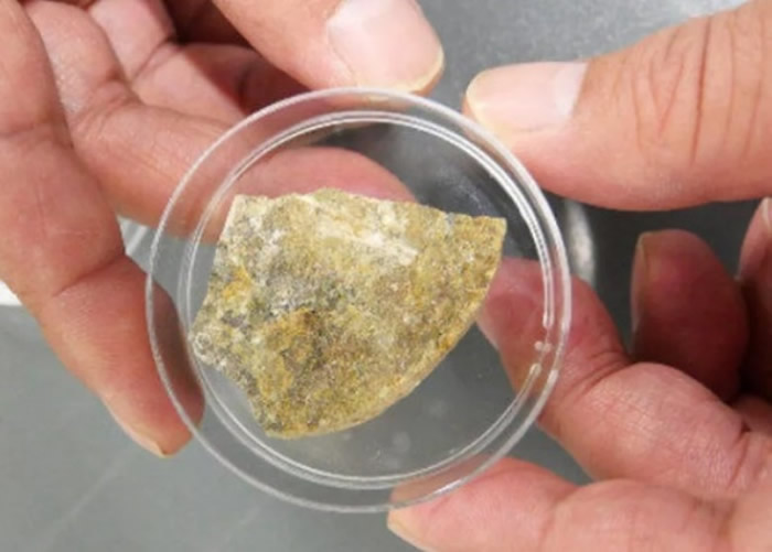 团队将古老玄武岩样本切成薄片化验