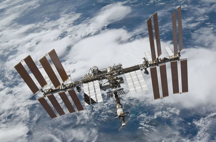 ������ѧ����־���Ա�ڹ��ʿռ�վͣ������Եİ��ʷ������Ա仯