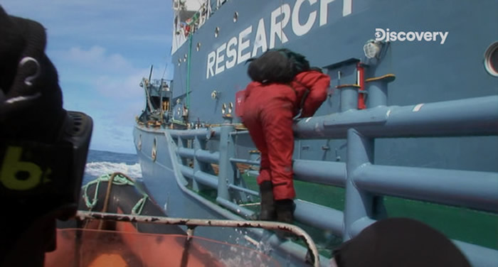 登上日本船舰并全程记录被囚禁历程,海洋守护者成功以媒体战博得国际版面。