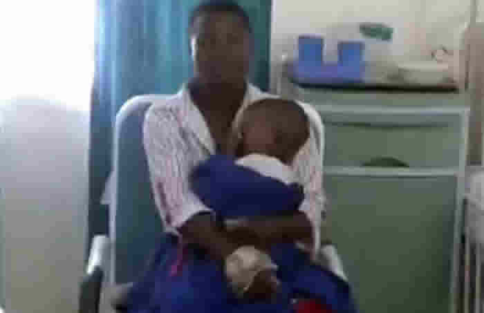 津巴布韦3岁男孩被鳄鱼咬走 勇敢妈妈跳到鳄鱼身上怒插鼻孔成功救回