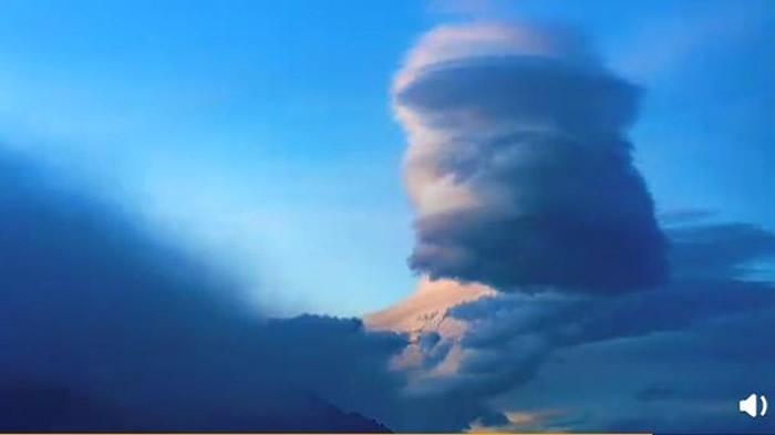 伪装成云的UFO!云南丽江束河古镇上空出现诡异的“桶状形云朵” 网友:荚状高积云