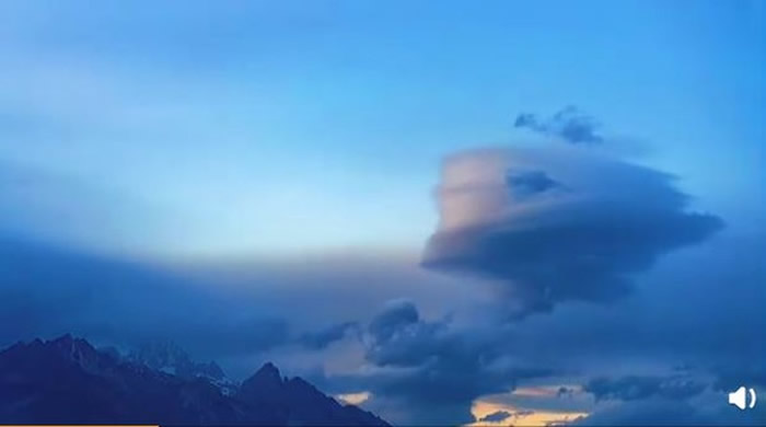 伪装成云的UFO!云南丽江束河古镇上空出现诡异的“桶状形云朵” 网友:荚状高积云