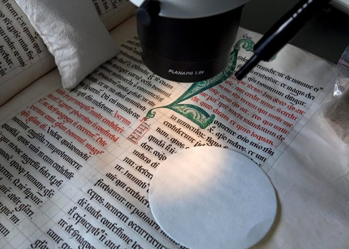 中世纪的彩绘手稿上的色彩,部分已无法重现。