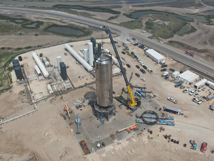 SpaceX星际飞船SN4:50米高庞然大物上测试台竖起 2023年载人绕月