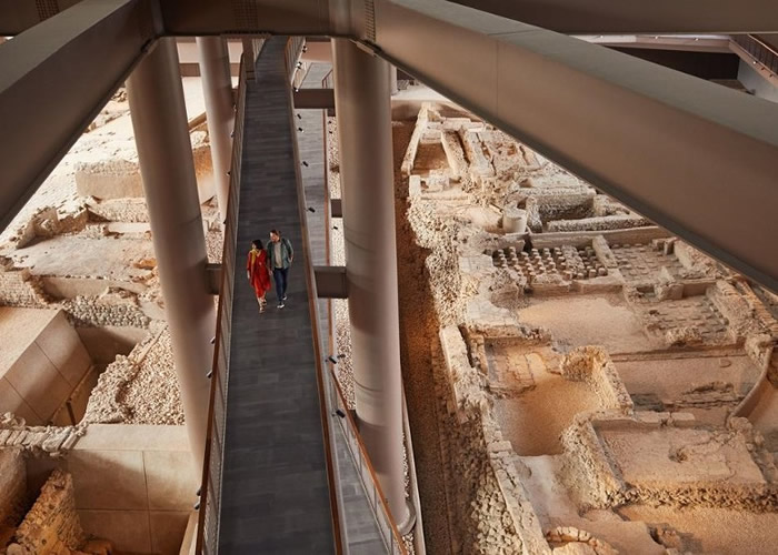 住客在酒店内行走,脚下就是历史悠久的古物。