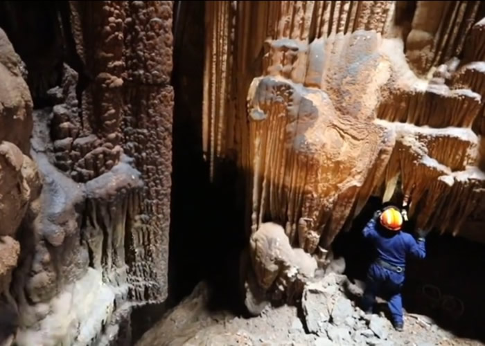 贵州省铜仁市玉屏侗族自治县村民无意挖出岩洞 各种形态钟乳石林立俨然“地下画廊”