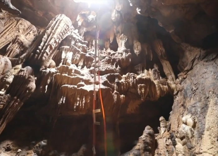 贵州省铜仁市玉屏侗族自治县村民无意挖出岩洞 各种形态钟乳石林立俨然“地下画廊”