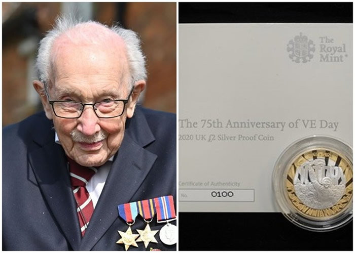 穆尔(左)获英国皇家铸币局赠送纪念币。