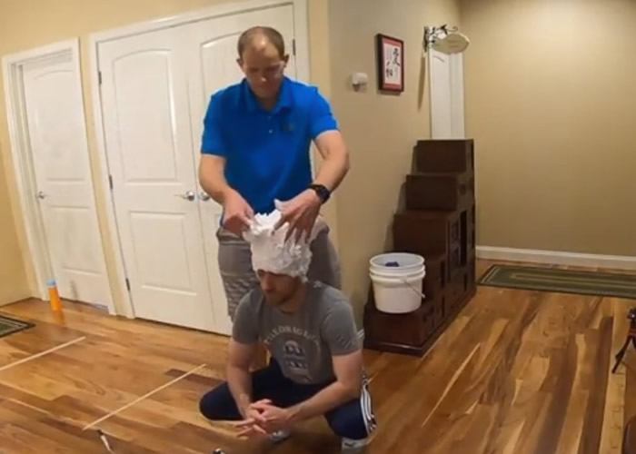 美国爱达荷州男子David Rush以打破健力士世界纪录为乐:用剃须膏接最多乒乓球