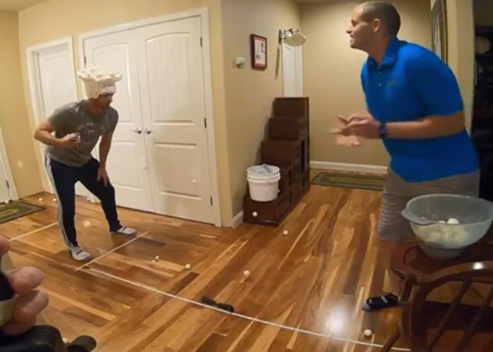 美国爱达荷州男子David Rush以打破健力士世界纪录为乐:用剃须膏接最多乒乓球