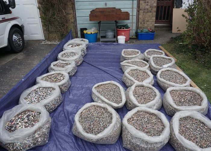 英国康沃尔郡环保人士Rob Arnold储2000万件海滩塑料垃圾 盼社会关注环保