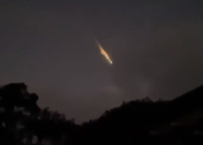 UFO光临?澳洲维多利亚省波特兰上空惊现神秘火光 专家称太空垃圾