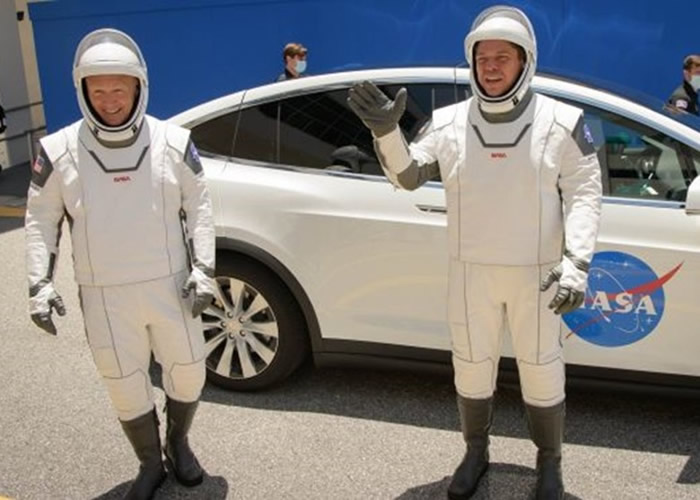 赫利(左)和本肯(右)完成升空前的最后演练。