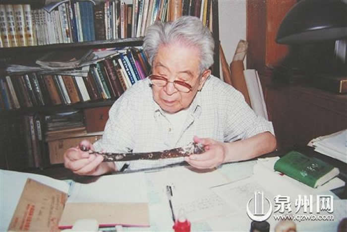 “海峡人”化石经贾兰坡院士鉴定确为古人类肱骨化石(少川供图)