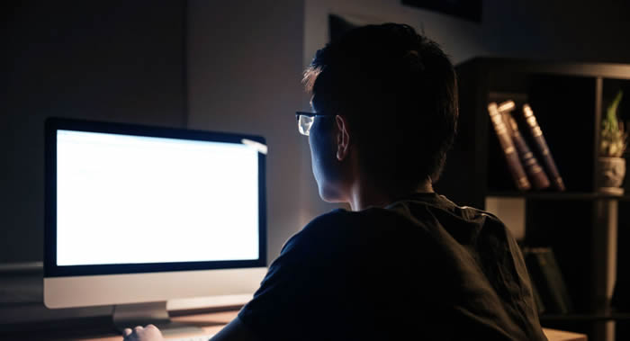 最新研究指手机和电脑发出的蓝光可能致人抑郁 睡觉前玩手机还会影响睡眠