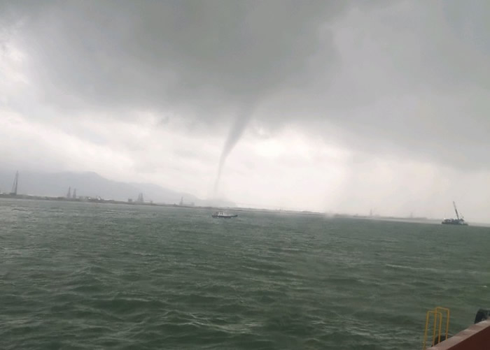 香港赤鱲角惊现水龙卷