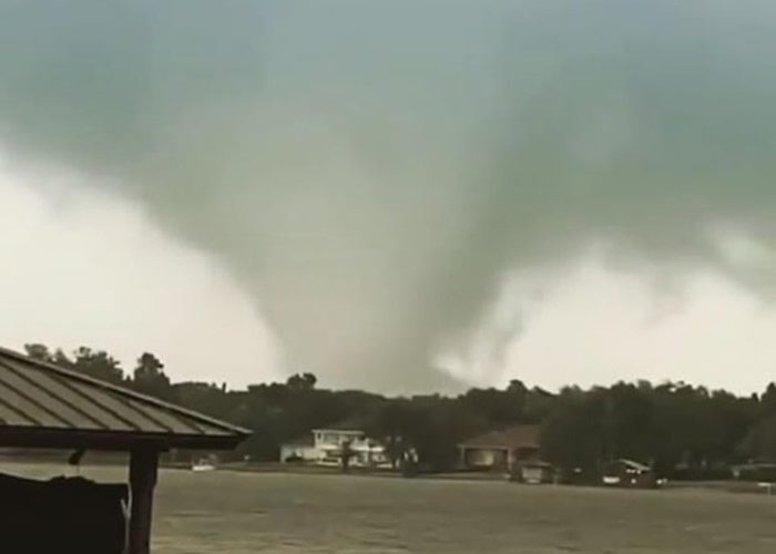 美国佛罗里达州奥兰多有龙卷风来袭 约2000户停电