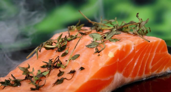 案板中检测到新冠病毒 病毒学家称三文鱼应无罪但暂时不要生吃