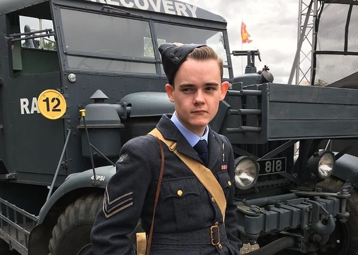 英国白金汉郡米尔顿凯恩斯19岁少年迷恋二战年代 复古生活穿越时空