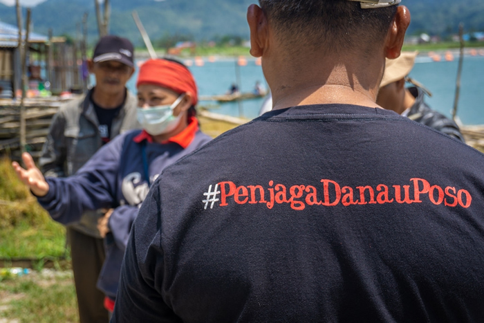 ��������ˮ�����˵ĳ�Ա��T-shirt��д���Լ��ǡ������������ߡ��� ͼƬ��Դ��Ian Morse��Mongabay��