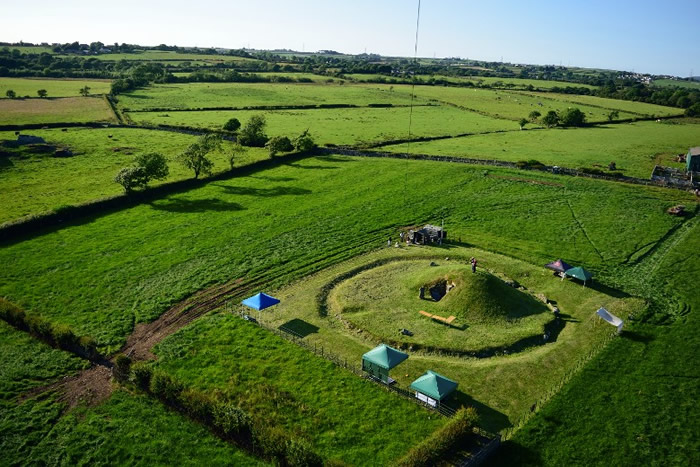 ʯ��Ĺ����һ��Сɽ��