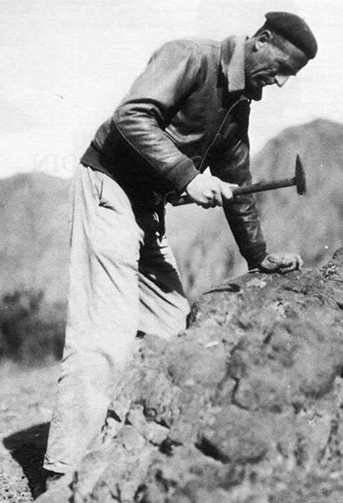 德日进在水洞沟野外发掘(桑志华拍摄)