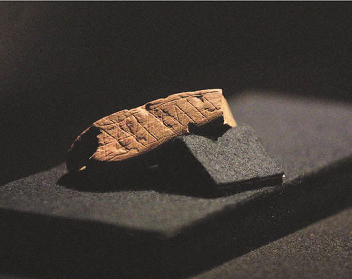 ���ϷǵĲ�¡��˹��Ѩ������ѧ�ҷ�����һ��7.4����ǰ����ʯ��ʯ��ı��澭����ĥ����һ�Ѽ����ʯ�ƹ��ߵ���˳���ͼ����������֪����ϵķ��ű����ż�֮һ��