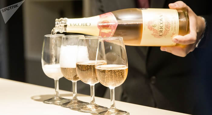 俄罗斯营养学家:起泡葡萄酒会延缓衰老过程 香槟对心脏有好处并降低“坏”胆固醇水平