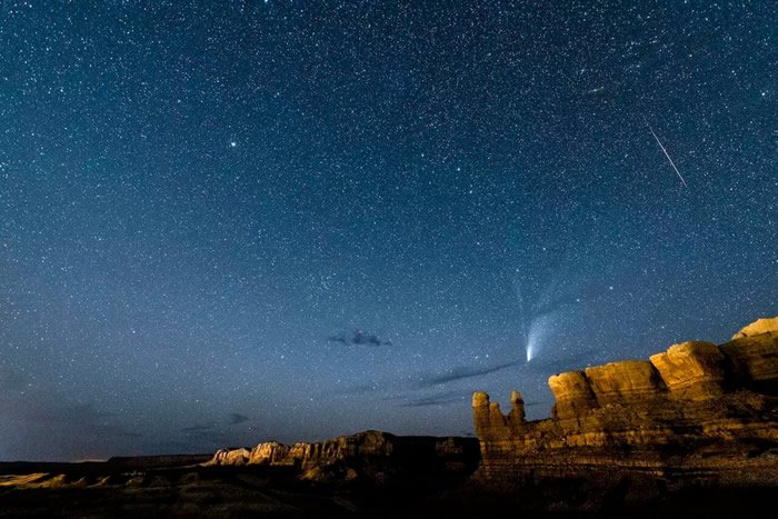 Alpha Capricornids和Anthelion流星雨搭档Neowise彗星闪亮夜空