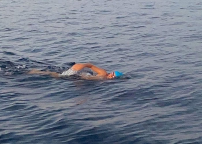 美国加州13岁少年完成“教父挑战” 游7小时成最年轻挑战者