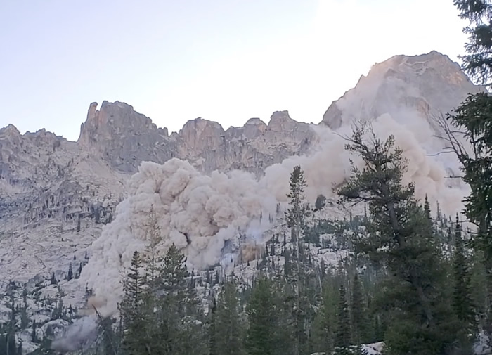美国爱达荷州发生轻微地震 登山者拍下震撼一幕