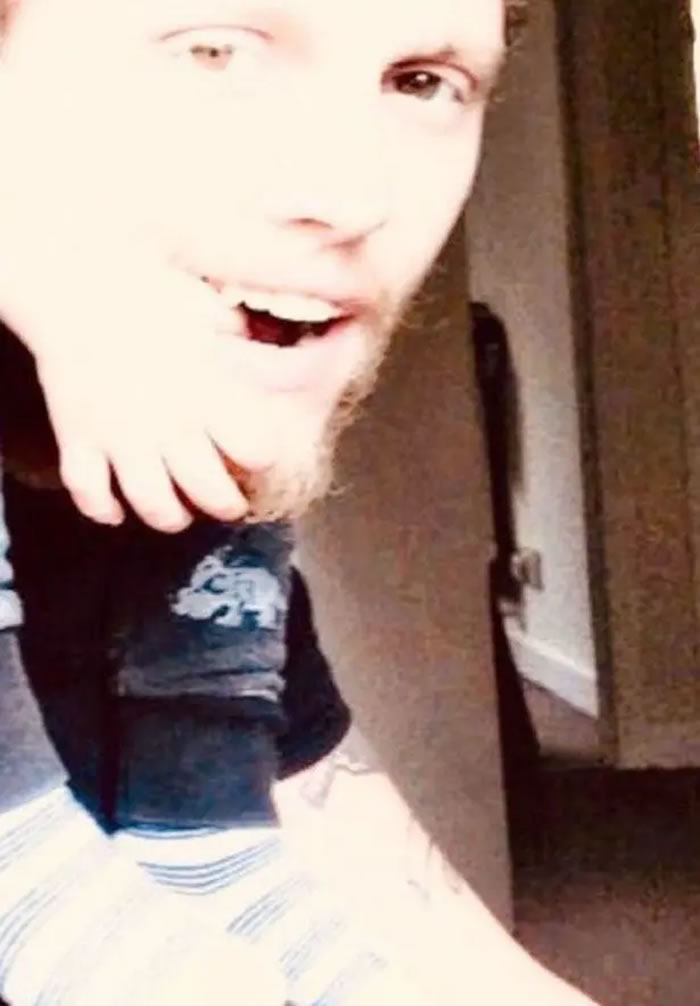 鬼魂现身?爱尔兰女子在家中拍全家福照片发现身后有个“女童”的影子